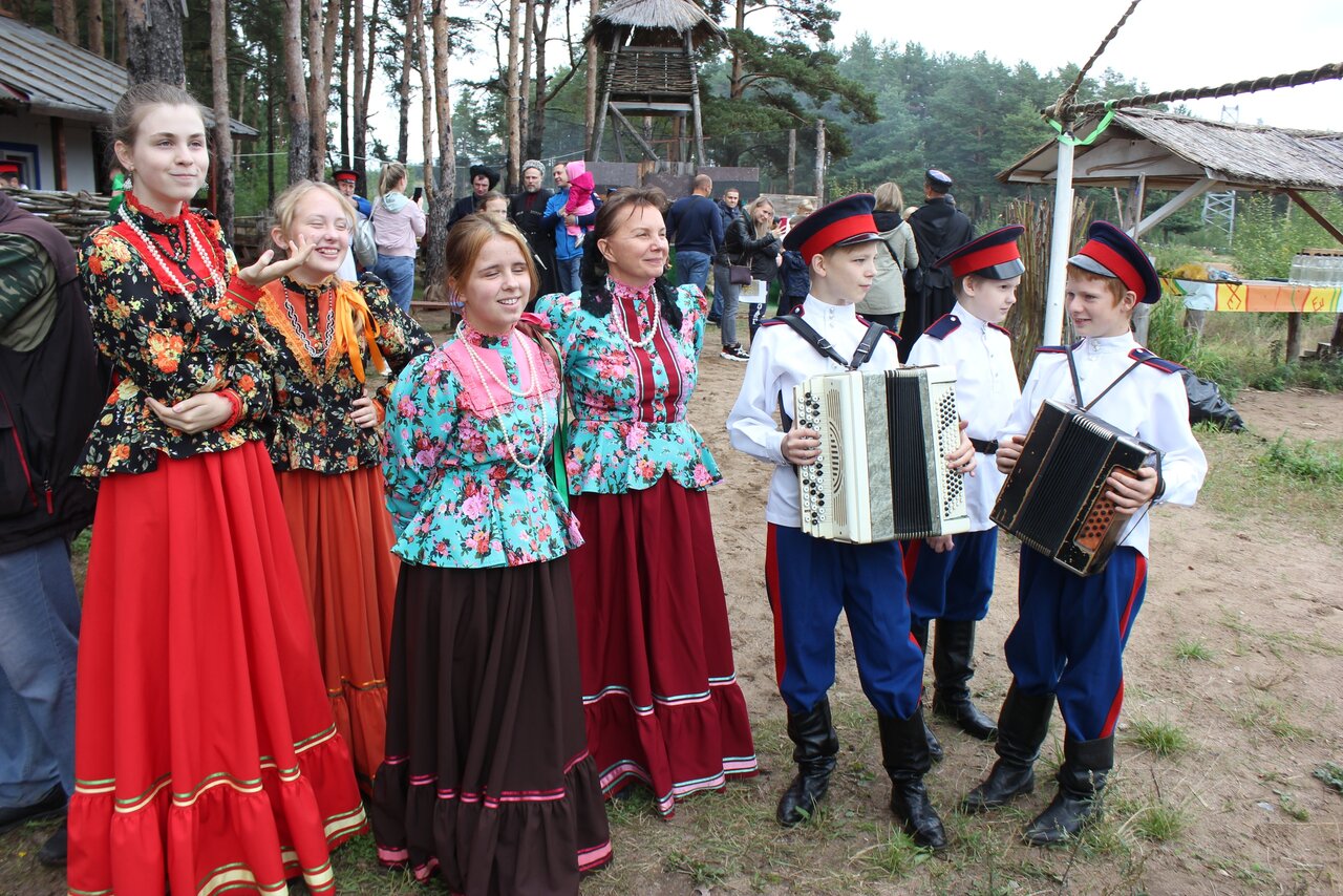 Дети и взрослые участники ансамбля на площадке Хутора