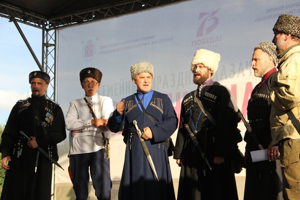 Ансамблевое выступление в традиционных костюмах