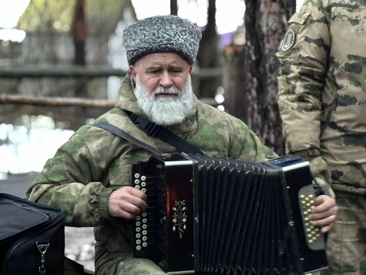 Гармонист на встрече казачьей культуры