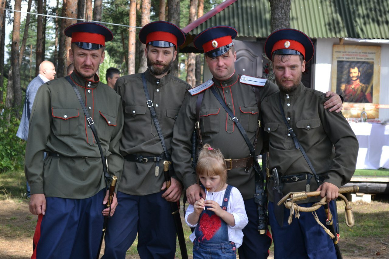 Участники мероприятия в традиционной форме с семьей